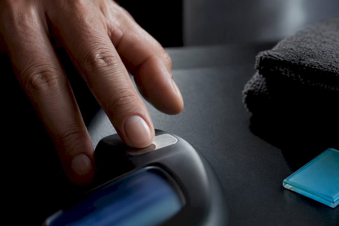 Fingertips contacting a BIA measurement electrode
